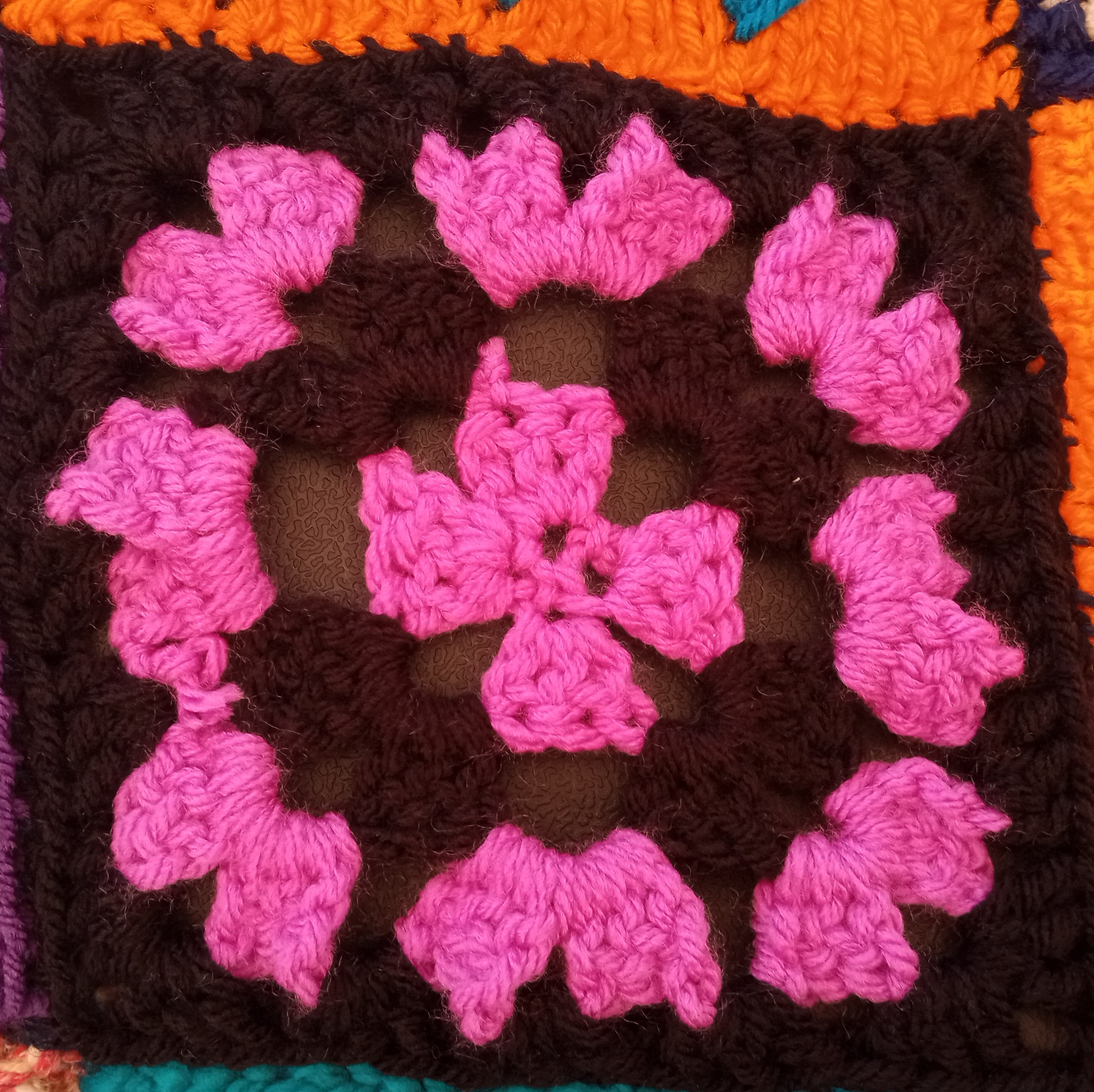 alternating pink and black rounds