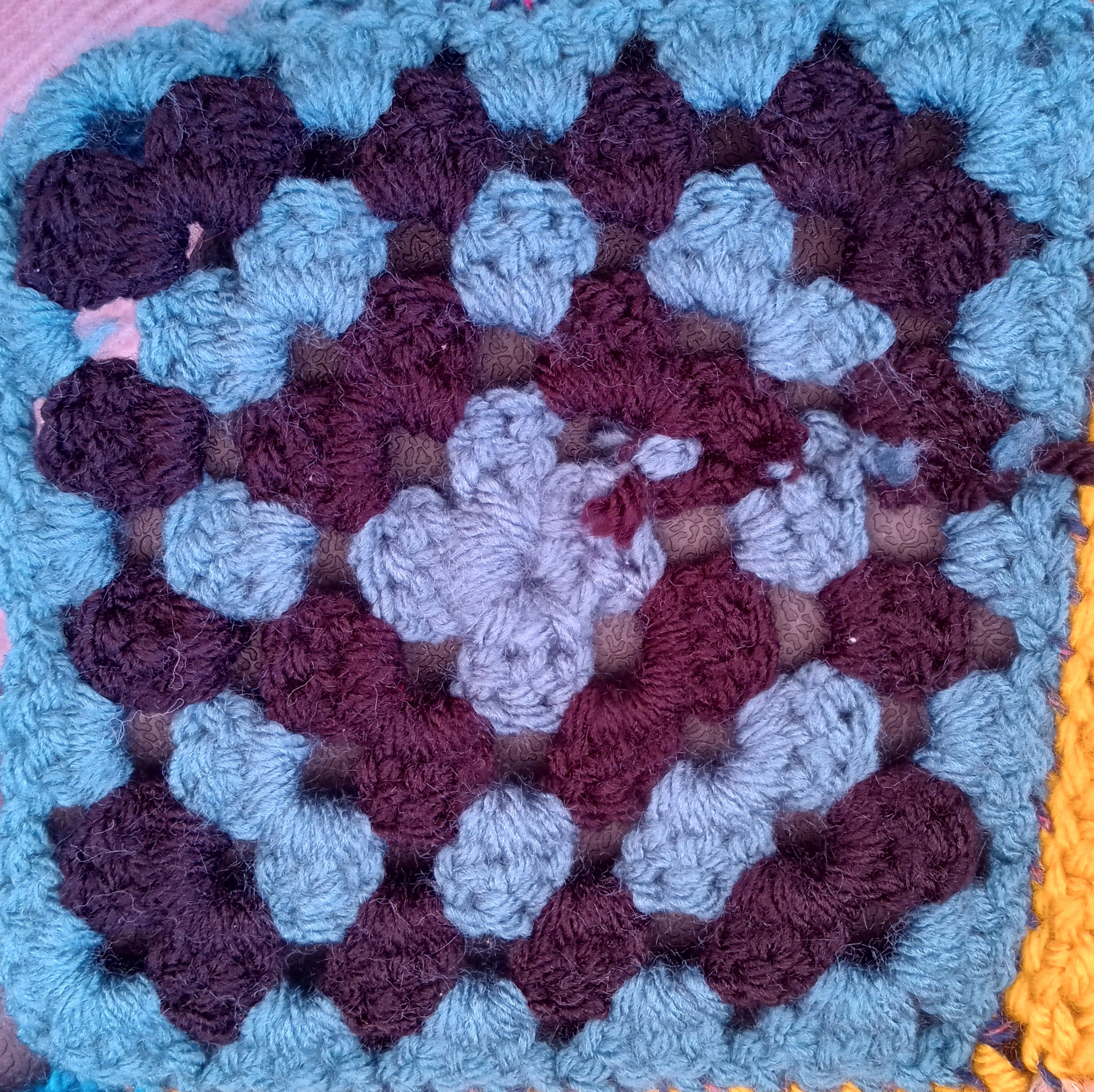 Alternating teal and black rounds